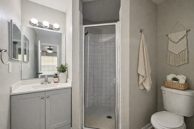 Building Photo - Move-In Ready 3 Bed Home with Garage & Fenced Yard in Tampa, FL