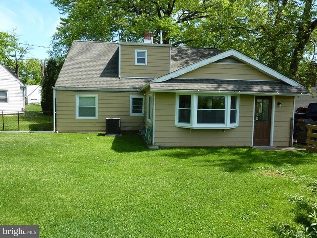 Building Photo - 18 Park Dr