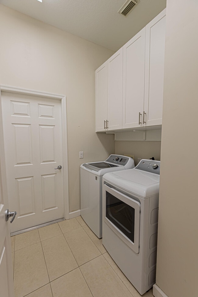 Building Photo - 562 SW New Castle Cove