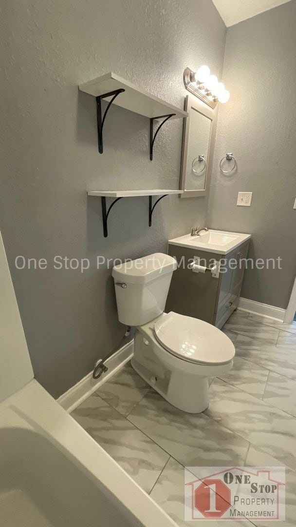 Building Photo - Beautiful 4 Bedroom 2.5 Bathroom Home in K...