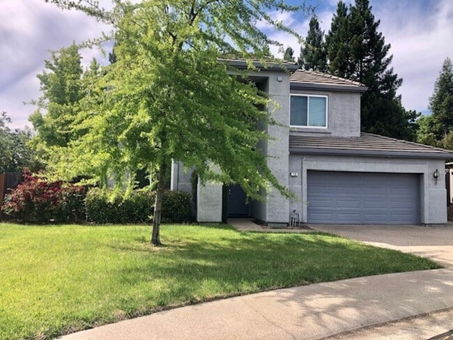 Building Photo - Spacious and beautiful 3 bedroom 2.5 bath ...