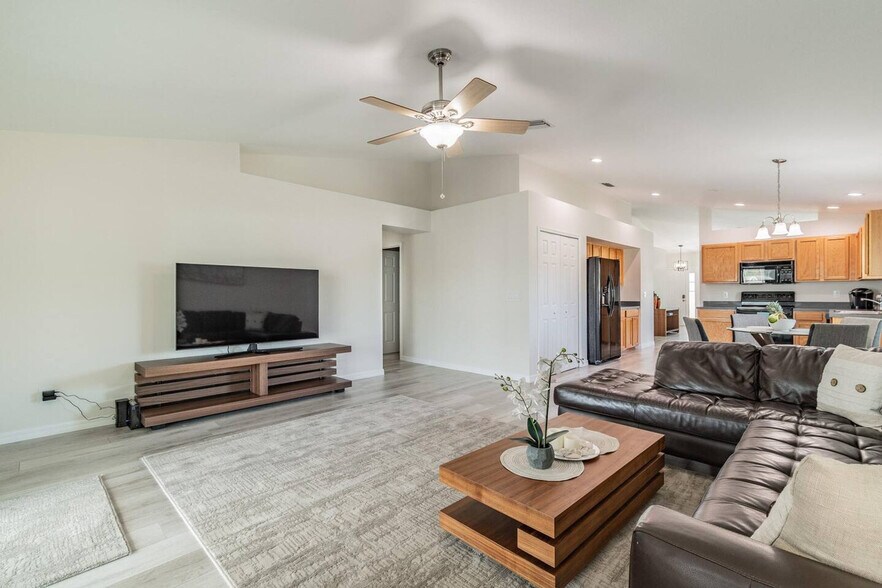 Building Photo - 4477 Sanibel Way