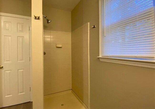 Building Photo - 3 bed, 2 bath 1 1/2 story - East Charlotte...