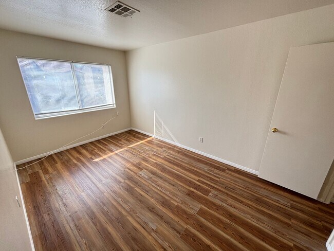 Building Photo - Beautiful 3Bed/3Bath Townhome w/ Garage lo...