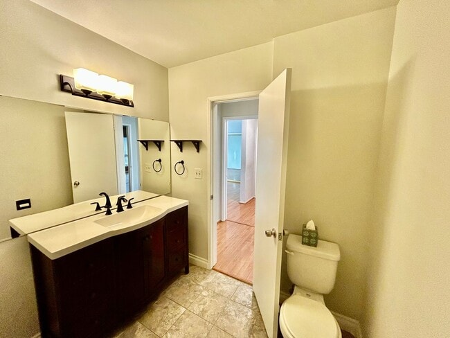 Building Photo - Fox Hills 2 Bd Condo *$500.00 Off First Month's Rent!*