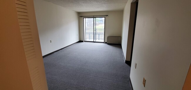 Living / Dining Room - Fairmont Arbors