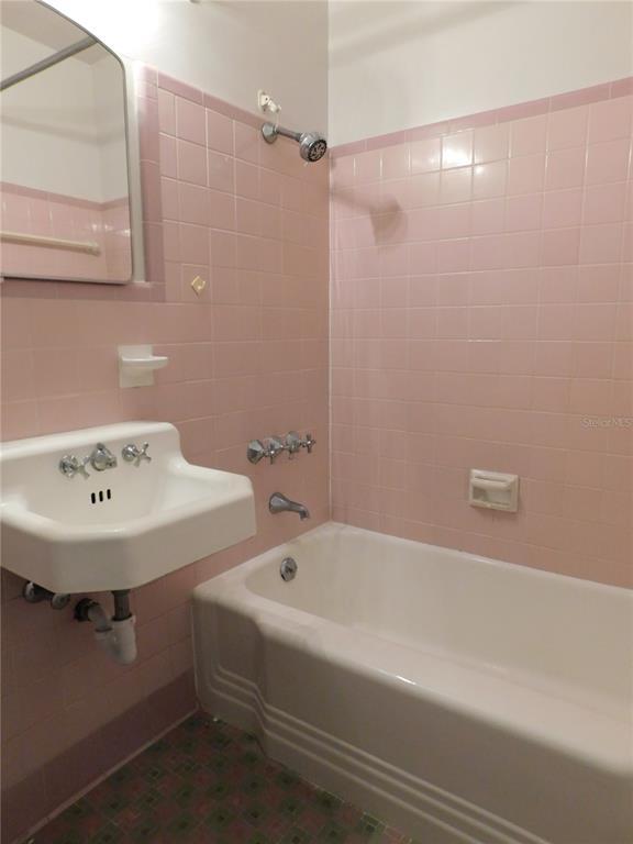 Building Photo - 548 NE 5th Ave