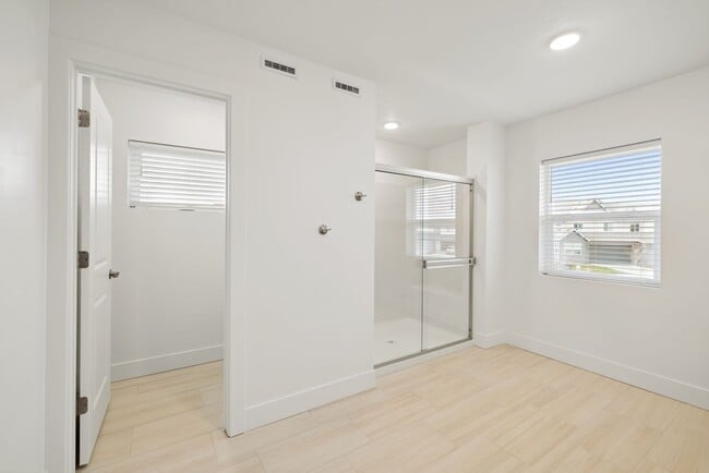 Building Photo - Move-In Ready Elegance - 4 Bedrooms! Pet Friendly!