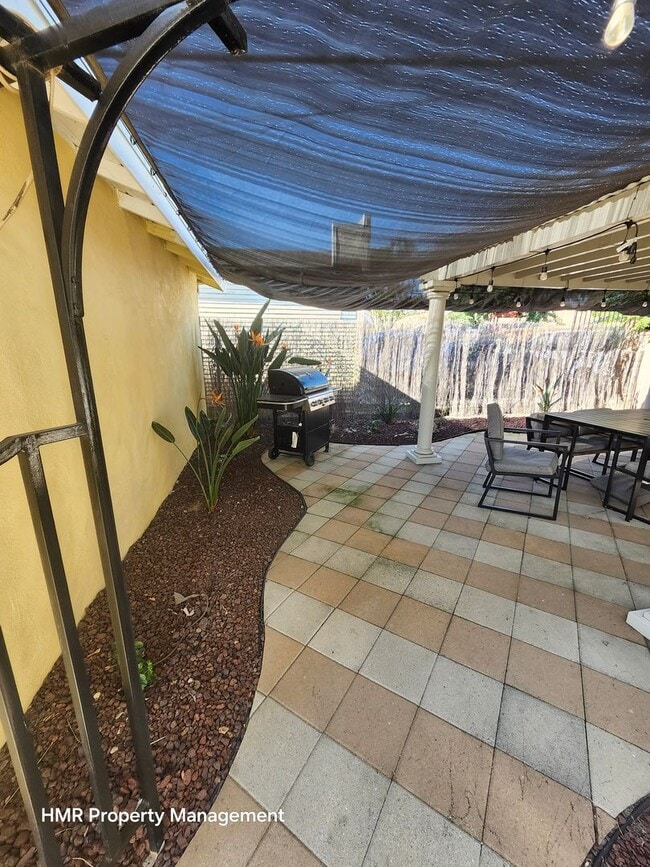 Building Photo - Beautilful 1-bedroom Upstairs Apartment in Pomona