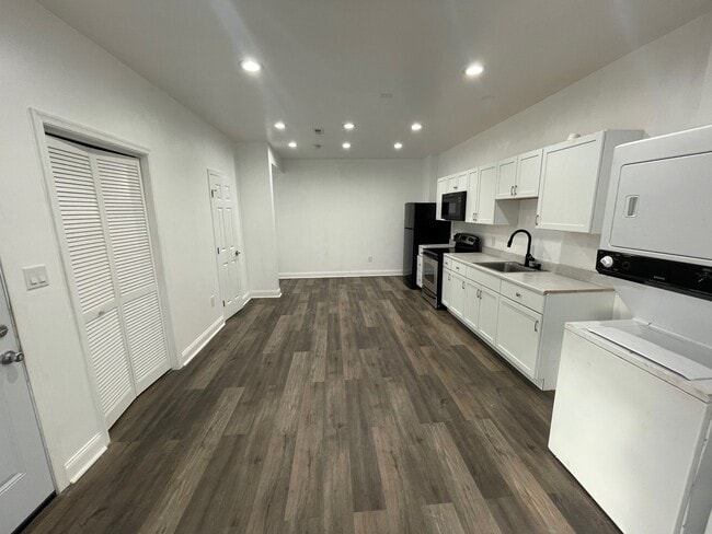 Building Photo - 2930 Baker St