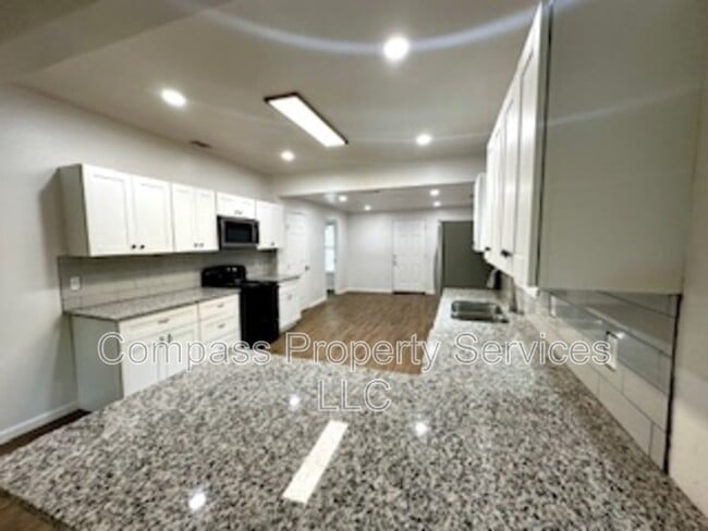 Building Photo - 300 N Oak Dr