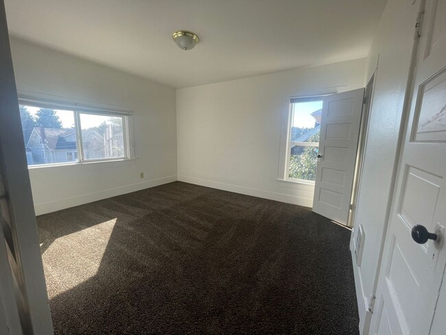 Building Photo - 2063