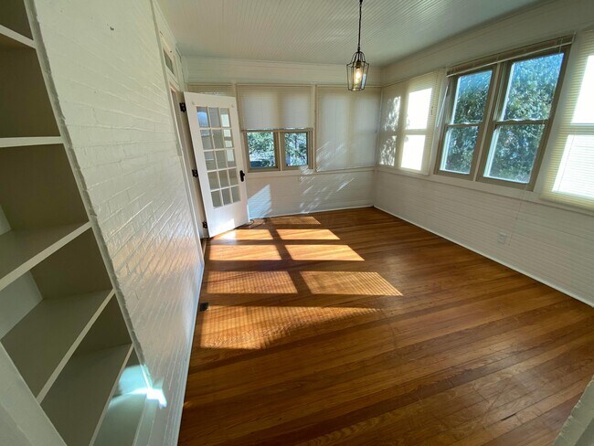 Building Photo - 102 N Washington St