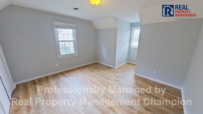 Building Photo - Charming Home Backing up to Arrowhead Park...