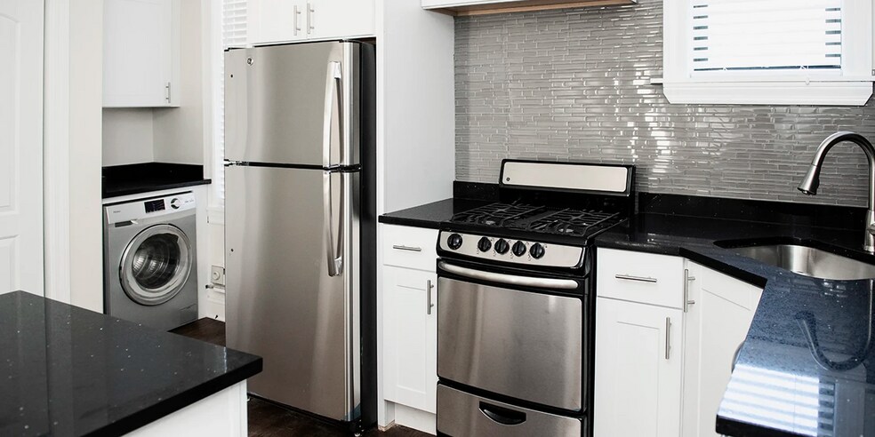 Building Photo - 3845 N Greenview Ave