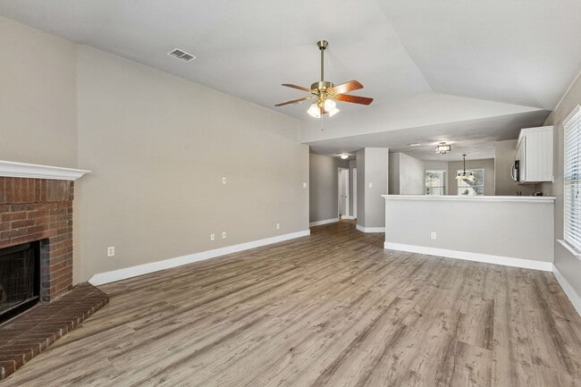 Building Photo - 246 Pine Crest Dr