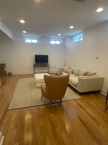 Building Photo - 1900 Poplar St