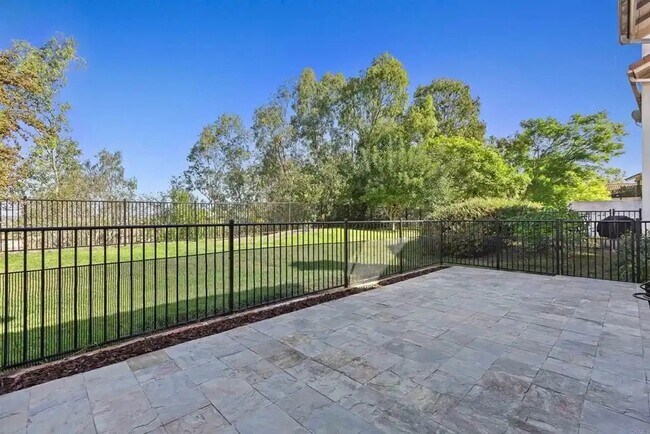 Building Photo - Upgraded La Costa Townhome