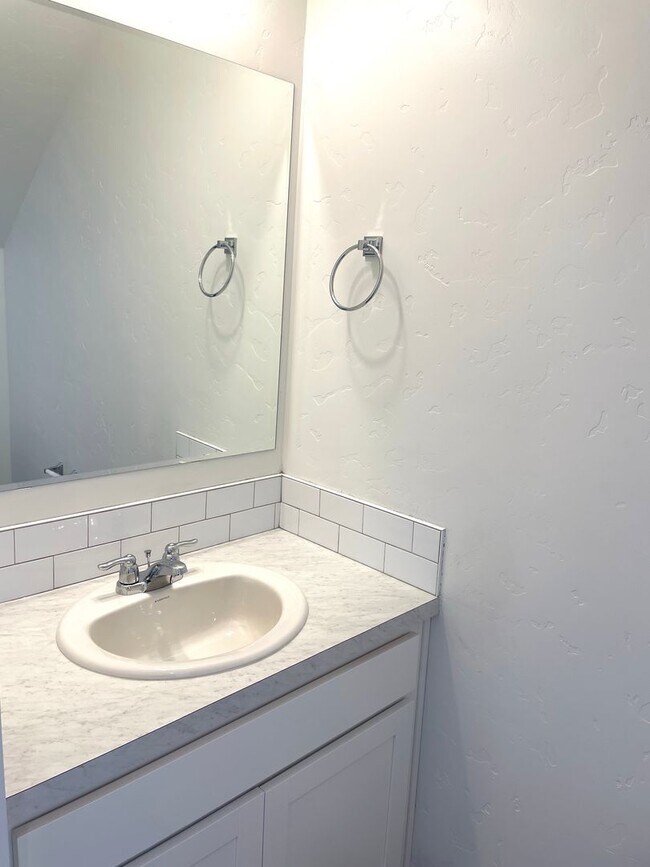 Building Photo - Beautiful Townhome