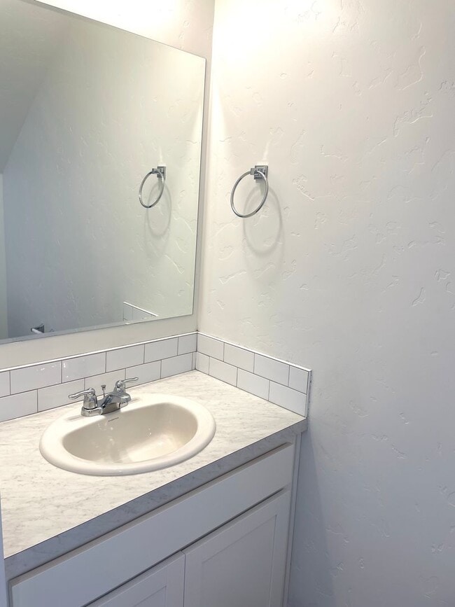 Building Photo - Newly Built Townhome