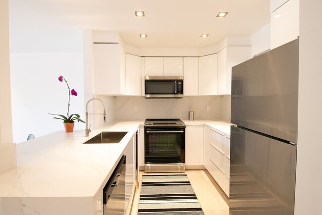 Kitchen - 8880 Villa La Jolla Dr