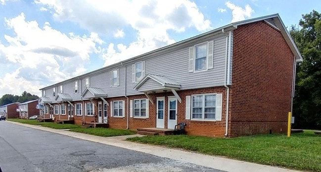 Building Photo - 2345 Statesville Blvd