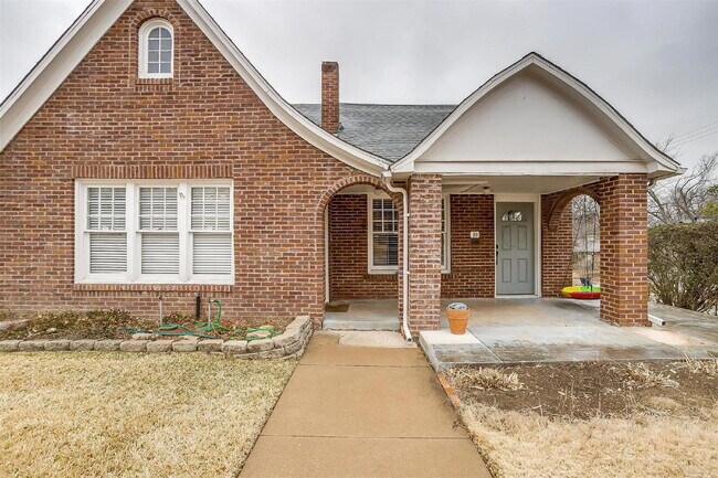 Building Photo - 2 bedroom Duplex in Ryan Place on Large Corner Lot