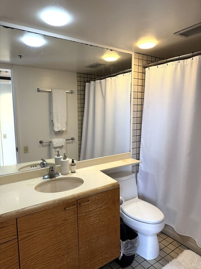 Building Photo - Honolulu Tower - One bedroom unit with par...
