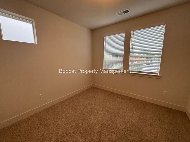 Building Photo - 1112 Little Ln