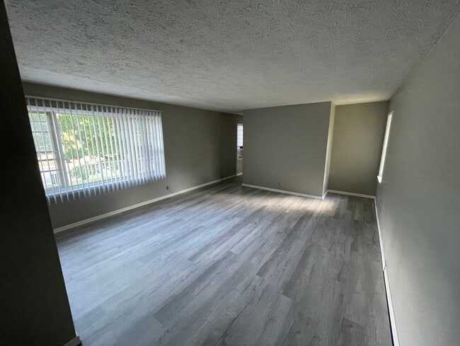 Building Photo - $875 Potter House Apartments: Directly adjacent to BSU and IU Health Ball Memorial Hospital.