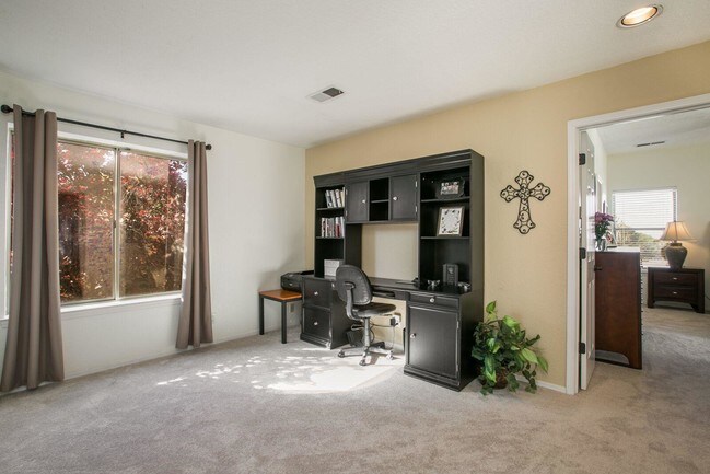 Building Photo - 6809 Medinah Ln NE