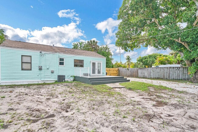 Building Photo - 413 36th St