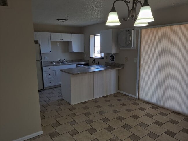 Building Photo - Quaint 3 bedroom Ranch Style Home Available!