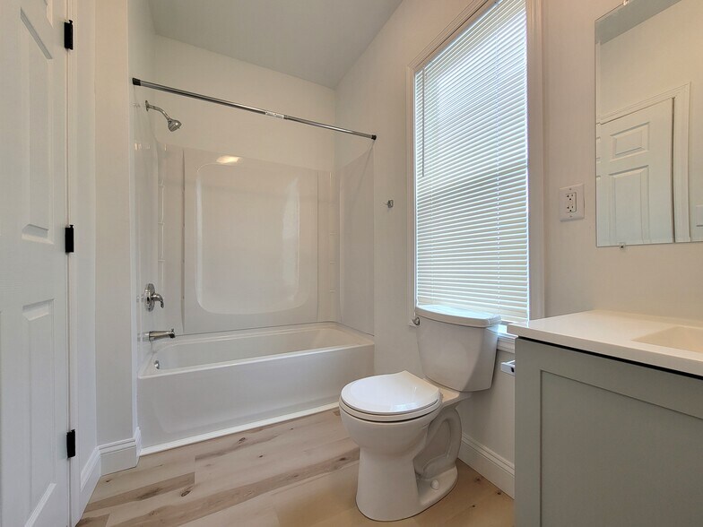 Building Photo - 113 E Chestnut St