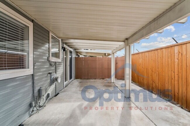 Building Photo - Charming & updated 2-bedroom, 2-bath home in one of Boise’s most convenient and sought-after loca...