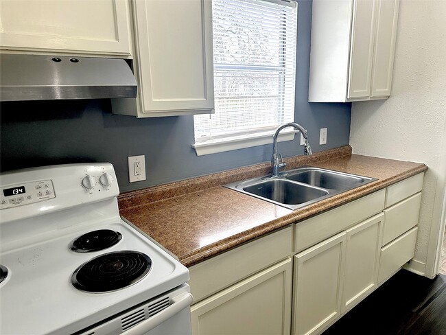 Building Photo - 1005 Avenue E 1/2