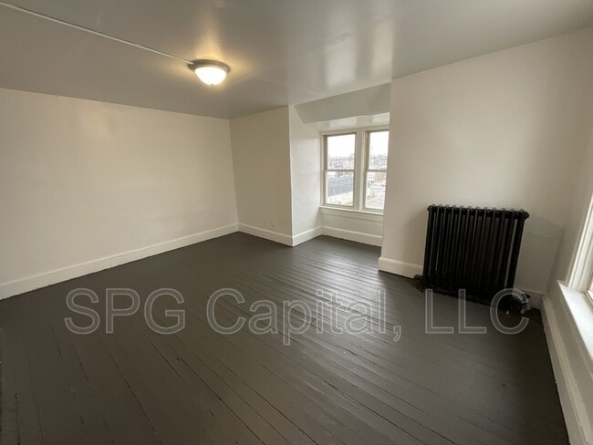 Building Photo - 932 W Princess St