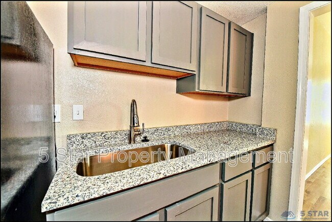 Building Photo - 615 Arizona Ave