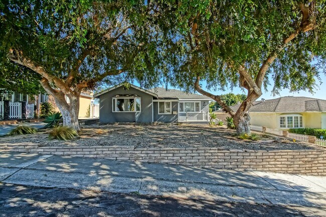 Building Photo - 2809 Carlsbad St