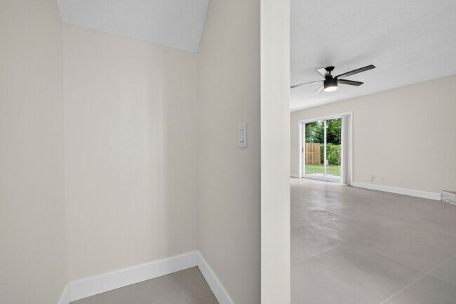 Building Photo - 1135 Staghorn St