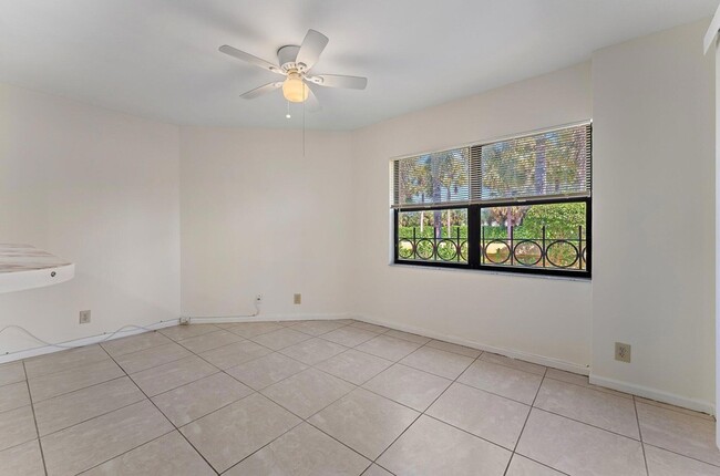 Building Photo - 3 Uno Lago Dr