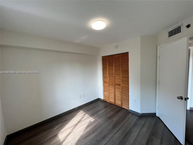 Building Photo - 637 SW 3rd St