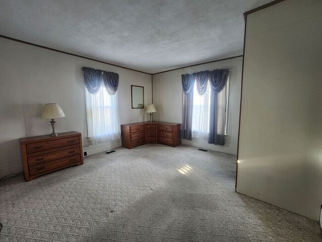 Building Photo - 2-3 Bedroom Home w/Large Kitchen - Section 8 Welcome & Pets Negotiable!