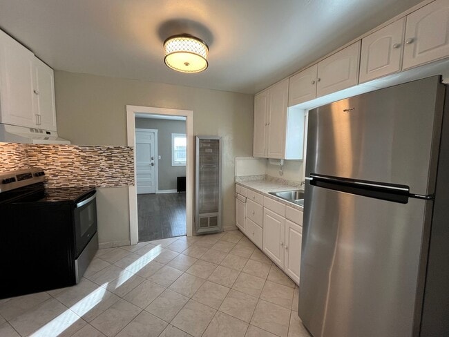 Building Photo - Cozy 1 Bedroom 1 Bathroom House In The NW!