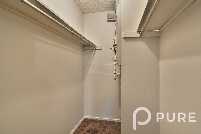Building Photo - 2915 Chatsworth Rd