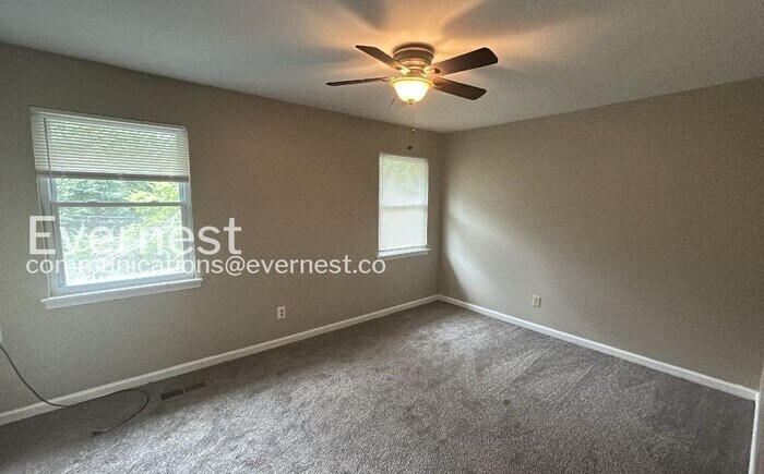 Building Photo - 2445 Hampstead Dr