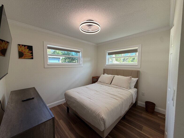 Building Photo - 709 Suzette Dr