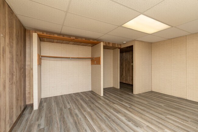 Building Photo - Updated 5 bedroom | 2 bath | 2 car garage | WALK OUT BASEMENT | Fenced backyard | Close to downto...