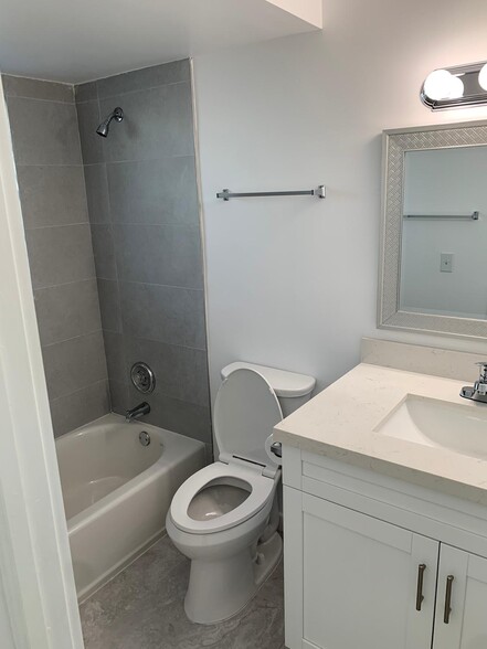 Building Photo - 9460 Fontainebleau Blvd