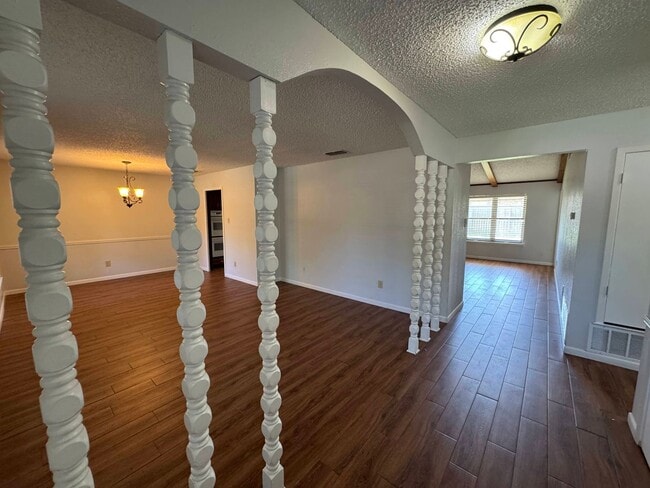 Building Photo - 807 Bass Cir